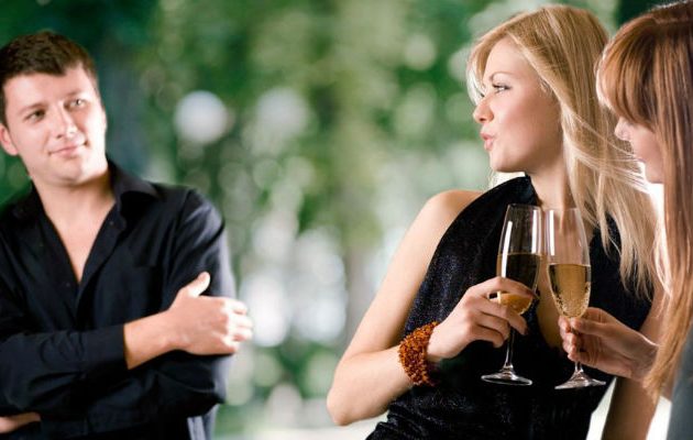 Πού καρφώνουν το βλέμμα τους οι άνδρες όταν κοιτούν γυναίκα