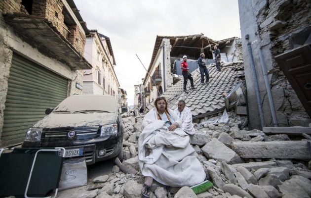 Εικόνες χάους και τρόμου στην Ιταλία μετά τον τριπλό σεισμό (φωτο)