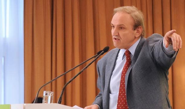 Μετά την εμφάνιση στον ΣΥΡΙΖΑ ο Τζουμάκας “απαντά” με μακροσκελές άρθρο