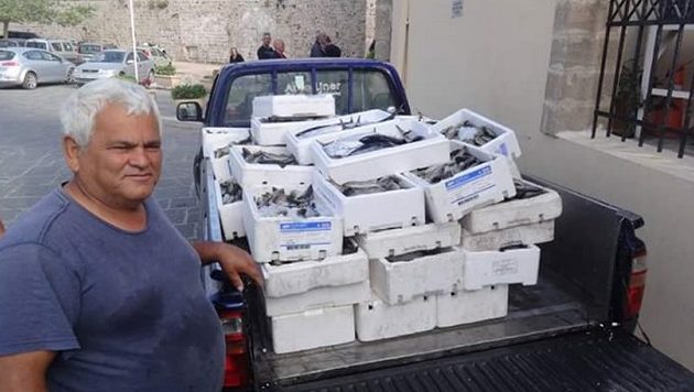 Το ξανάκανε: Μουσουλμάνος ψαράς πρόσφερε ένα τόνο ψάρια σε χριστιανούς