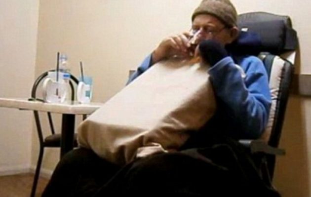 Συγκλονιστικό βίντεο: Καρκινοπαθής παίρνει χάπι ευθανασίας on camera