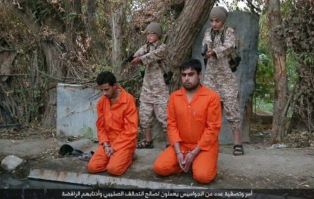 Ισλαμικό Κράτος: Δύο “κουτάβια” εκτέλεσαν αιχμαλώτους στα γόνατα
