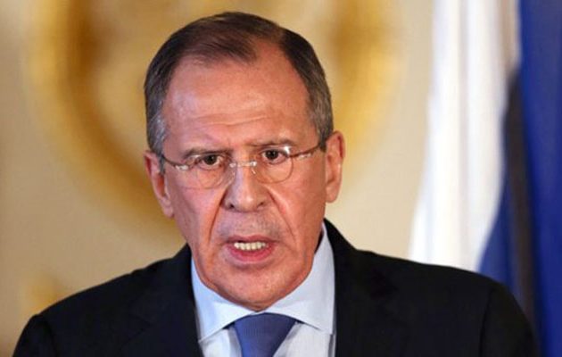 Ο Λαβρόφ λέει ότι το Λονδίνο υπονόμευσε “ηθελημένα” τις σχέσεις με τη Ρωσία