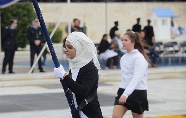 Σημαιοφόρος με μαντήλα κράτησε με περηφάνια την ελληνική σημαία