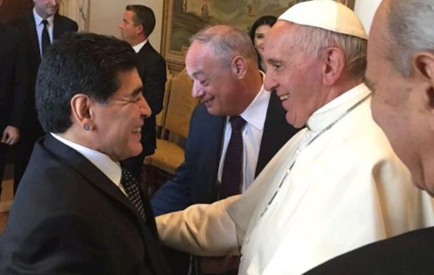 Ο Μαραντόνα “έπαιξε μπάλα” στο Βατικανό – Συνάντηση με Πάπα Φραγκίσκο