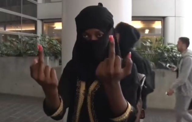 Νεαρή μουσουλμάνα απειλεί έξω από αεροδρόμιο ότι θα ανατινάξει τις ΗΠΑ