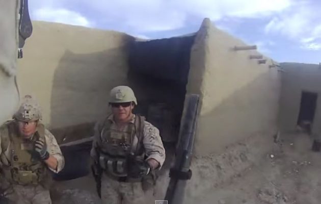 Πεζοναύτης δέχεται σφαίρα από ελεύθερο σκοπευτή στο κράνος – Απίστευτο βίντεο