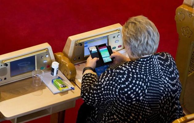“Τσάκωσαν” πρωθυπουργό να παίζει Pokemon Go στη Βουλή