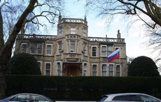 Κρεμλίνο: “Η Βρετανία να εγγυηθεί την ασφάλεια των Ρώσων διπλωματών”