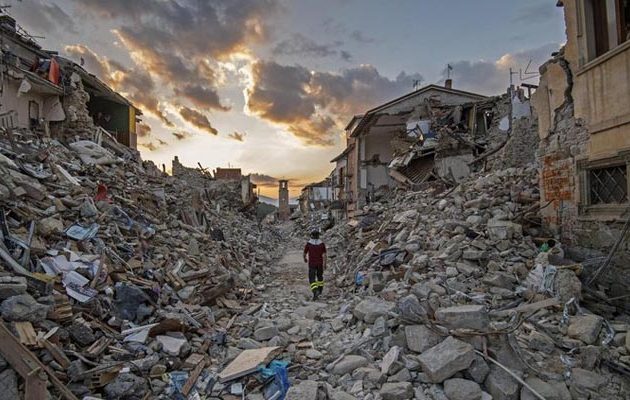 Ρέντσι για τους σεισμούς: Θα ανοικοδομήσουμε εκκλησίες και όλα τα σπίτια