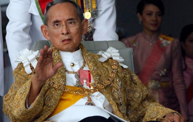 Πέθανε ο βασιλιάς Μπουμιμπόλ Αντουλγιαντέι της Ταϊλάνδης