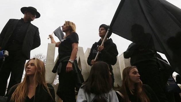 Πολωνία: «Σταματήστε τους φανατικούς που μας κυβερνούν»