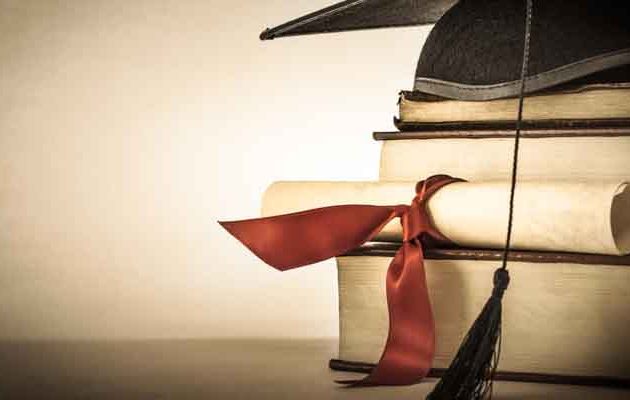 Σε ποιους δίνει υποτροφίες 900 ευρώ το μήνα  το υπουργείο Παιδείας