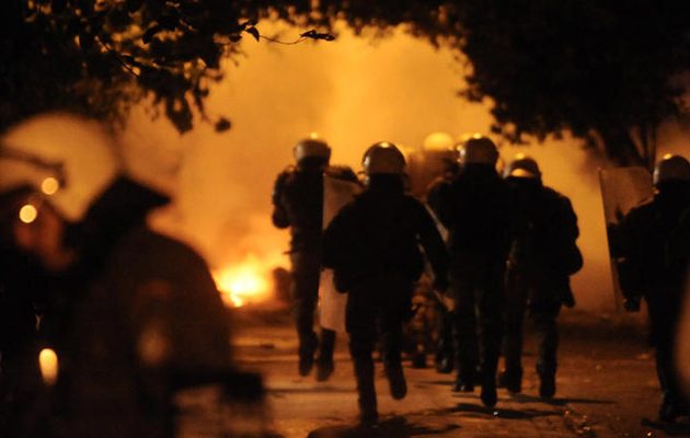 Επεισόδια στα Εξάρχεια – Μολότοφ και πετροπόλεμος σε διμοιρία των ΜΑΤ