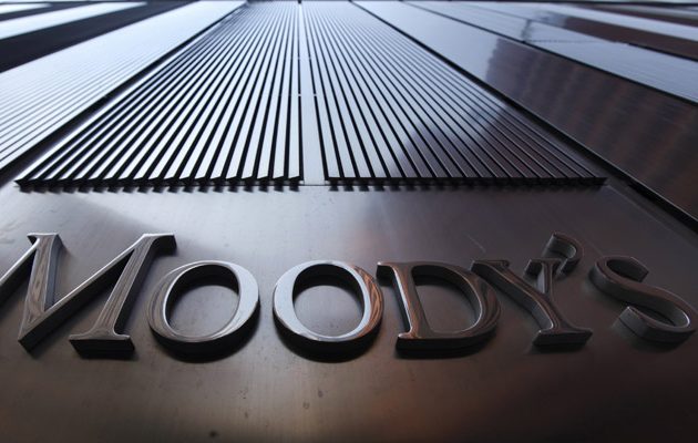 Moody’s: Θετικός αντίκτυπος στις τράπεζες από την άρση των capital controls