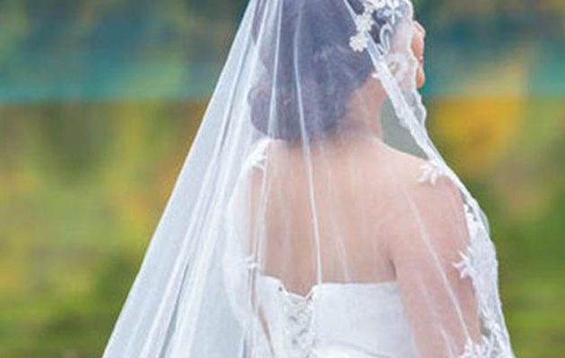 Νύφη έπιασε την πεθερά να θηλάζει τον γαμπρό πριν τον γάμο τους