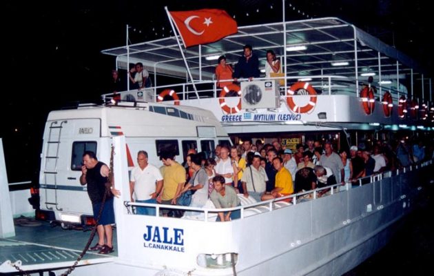 “Παγιδευμένοι” 280 Έλληνες στο Αϊβαλί – Οι Τούρκοι κατάσχεσαν το πλοίο που επέβαιναν