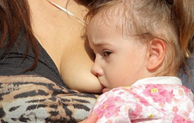 Θεσσαλονίκη: Χιλιάδες μητέρες θήλασαν δημοσίως τα παιδιά τους (φωτο)