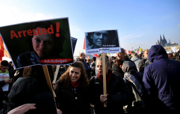 Κολωνία: Χιλιάδες Κούρδοι και Αλεβίτες διαδήλωσαν κατά του Ερντογάν