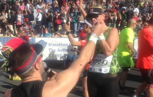 Πρόταση γάμου στο Καλλιμάρμαρο μετά τον Μαραθώνιο