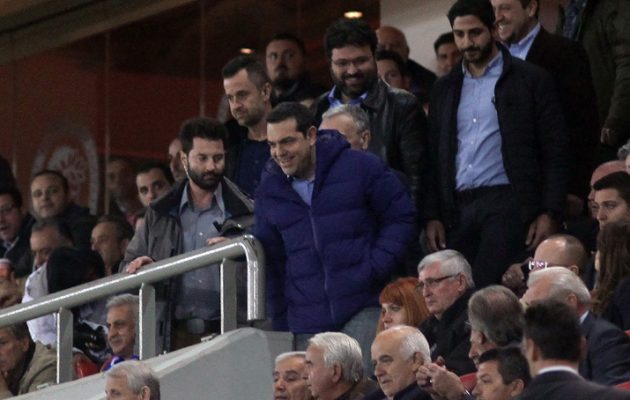 Ο Τσίπρας στο «Γ. Καραϊσκάκης» στον αγώνα  Ελλάδα-Βοσνία