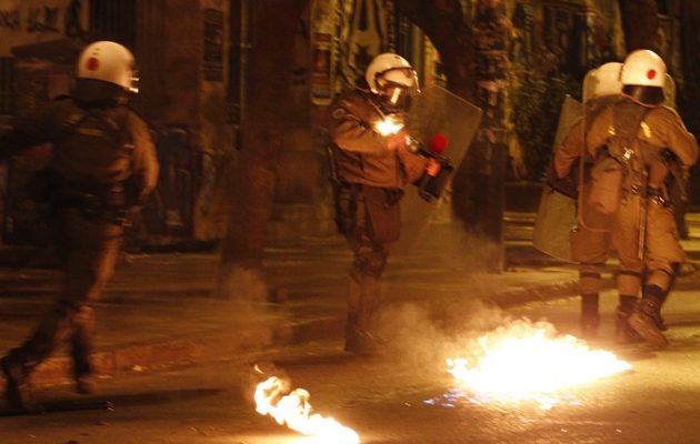 Κουκουλοφόροι εναντίον ΜΑΤ  στους δρόμους γύρω από το Πολυτεχνείο