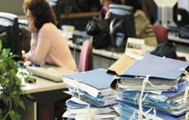 “Δεν κάνουμε εμείς πολλές προσλήψεις μετακλητών, οι προηγούμενες κυβερνήσεις τις έκρυβαν”