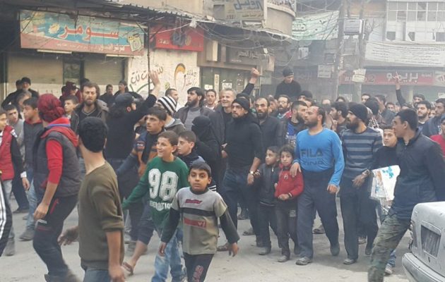Οι τζιχαντιστές στο ανατολικό Χαλέπι άνοιξαν πυρ πάνω σε πεινασμένους διαδηλωτές (βίντεο)