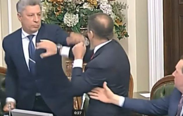 Ρινγκ το ουκρανικό κοινοβούλιο – Έπεσαν μπουνιές μεταξύ των βουλευτών (βίντεο)