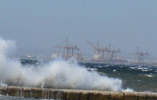 Στο έλεος των ανέμων η Γαλλία – Κόπηκε το ρεύμα σε χιλιάδες νοικοκυριά