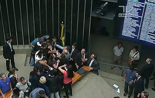 “Ντου” διαδηλωτών στο κοινοβούλιο της Βραζιλίας