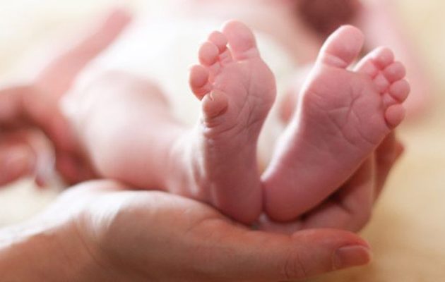 Μετέφεραν βρέφη σε κουτιά μπισκότων και τα πωλούσαν!