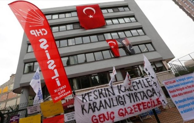 Η εφημερίδα Τζουχμουριέτ ξεκίνησε “αντάρτικο”: “Δεν θα παραδοθούμε!”