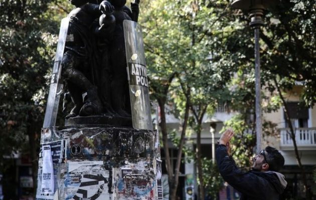Εξάρχεια: Έκλεψαν ασπίδες και κράνη αστυνομικών και έντυσαν αγάλματα