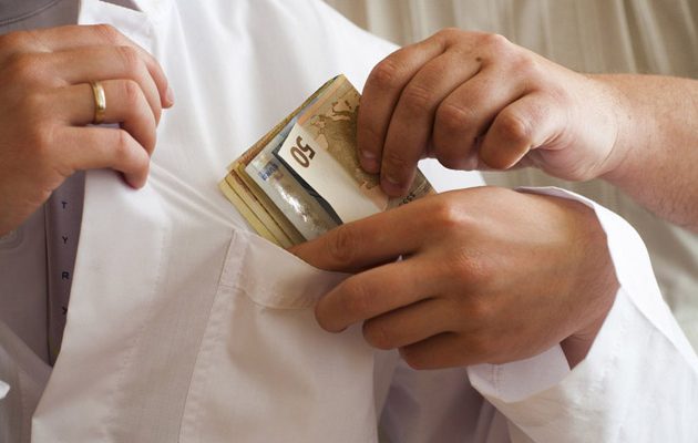 Συνελήφθη γιατρός που ζήτησε «φακελάκι» 600 ευρώ για να χειρουργήσει ασθενή