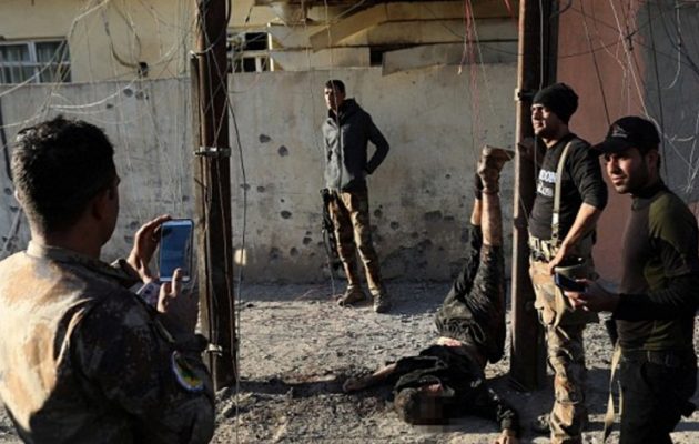 Ιρακινοί στρατιώτες κρέμασαν ανάποδα νεκρό τζιχαντιστή κι έβγαζαν αναμνηστικές φωτογραφίες