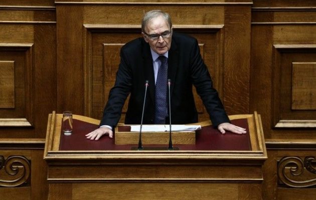 Δεν παραδίδει έδρα και μισθό που πήρε με λίστα ο Καρράς