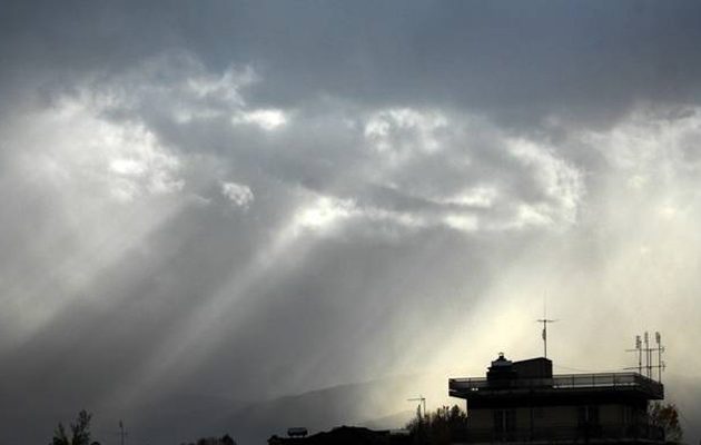 Συννεφιά, βροχές και μικρή άνοδος της θερμοκρασίας την Πέμπτη