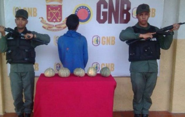 Ένοπλοι άνδρες στη Βενεζουέλα φυλάνε ανήλικο επειδή έκλεψε κολοκύθες