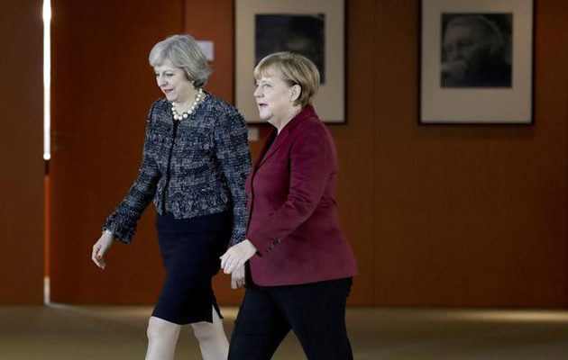 Μέι σε Μέρκελ: Μέχρι τον Μάρτη του 2017 η ενεργοποίηση του Brexit