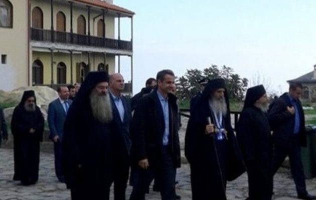 Σε ιερή “έξαρση” ο Μητσοτάκης στο Άγιο Όρος – Τι είπε στους μοναχούς