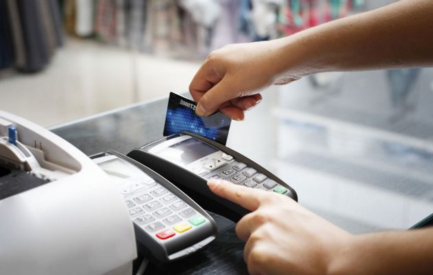 Πώς θα “χτίζεται” πρόσθετο αφορολόγητο με πλαστικό χρήμα