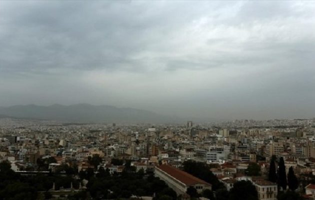 Βροχερός ο καιρός τη Δευτέρα – Ευνοείται η μεταφορά αφρικανικής σκόνης