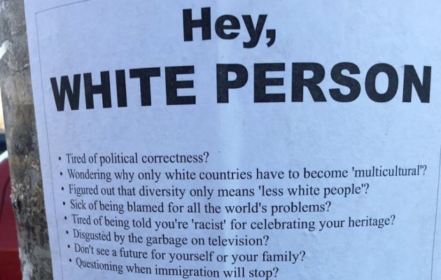 Συναγερμός στο Τορόντο από αφίσες που καλούν σε ανάγνωση “λευκών” ιστοσελίδων