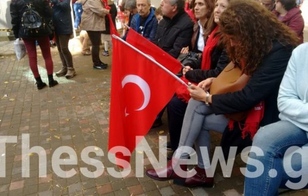 “Προσκύνημα” Τούρκων στο σπίτι του Κεμάλ στη Θεσσαλονίκη (φωτο)