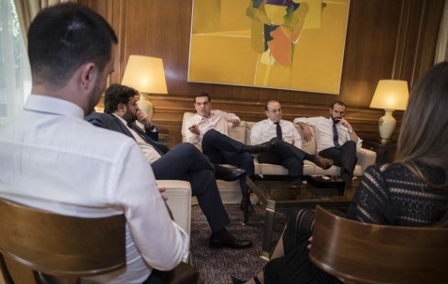 Συνάντηση Τσίπρα με την κυβερνητική… “νεολαία” στο Μαξίμου (φωτο)