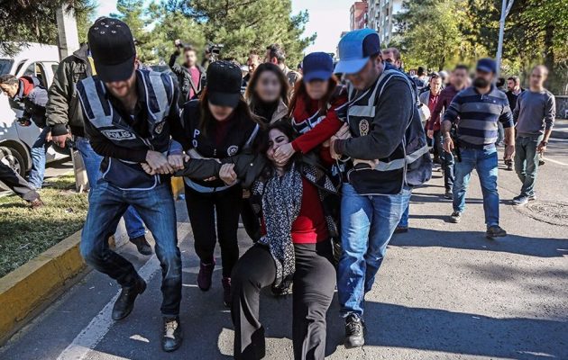 Τούρκοι αστυνομικοί σέρνουν Κούρδισσα βουλευτή ενώ της κλείνουν το στόμα