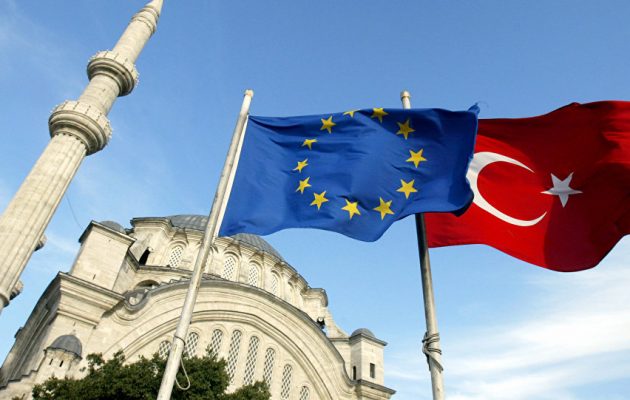 Σε νευρικό κλονισμό η Τουρκία μετά την ομόφωνη καταδίκη της από την ΕΕ – Τι λένε για τους Έλληνες στρατιωτικούς