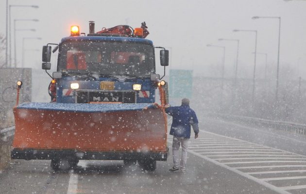 Καιρός: Στα λευκά ντύνεται η χώρα – Πού έχει χτυπήσει ο χιονιάς (βίντεο)