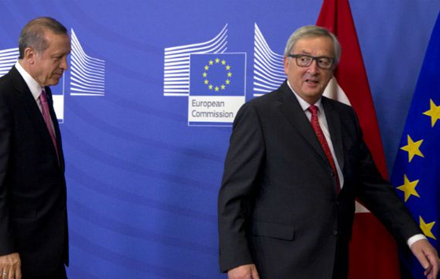 Γιούνκερ: Εχω ανοσία στις απειλές των Τούρκων ηγετών